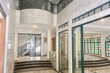 Big Garden Ample Car Parks Many Rooms