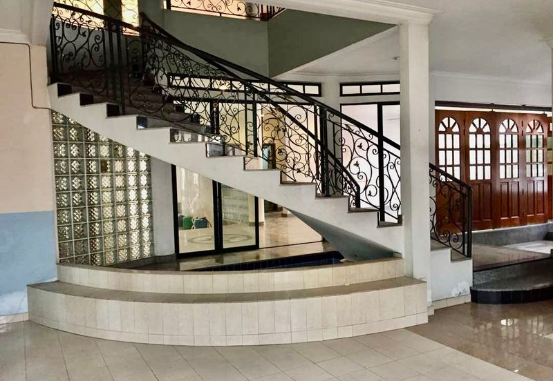 Big Garden Ample Car Parks Many Rooms