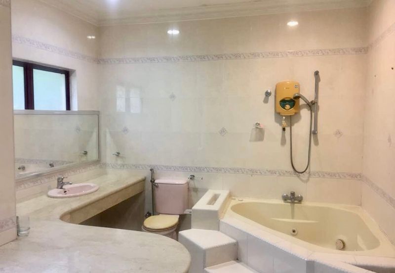 Big Garden Ample Car Parks Many Rooms