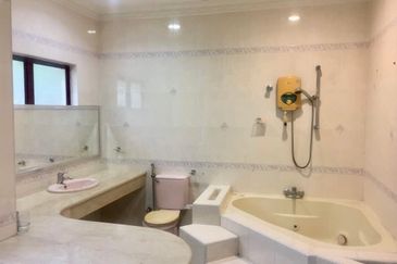 Big Garden Ample Car Parks Many Rooms