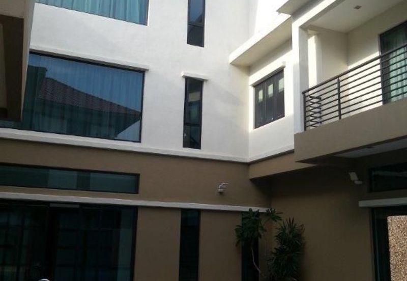 Modern Design Bglw With Pool and Many Rooms