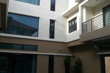 Modern Design Bglw With Pool and Many Rooms