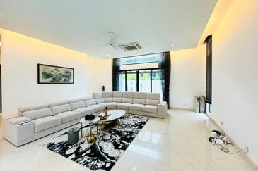 Modern Design Bglw With Pool and Many Rooms