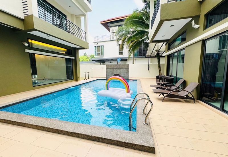 Modern Design Bglw With Pool and Many Rooms