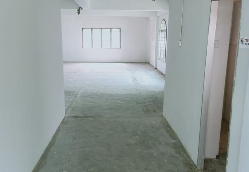 3 Storey End Lot Shop Office In Kristal Klang Commercial Centre, Batu Belah, Klang