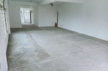 3 Storey End Lot Shop Office In Kristal Klang Commercial Centre, Batu Belah, Klang