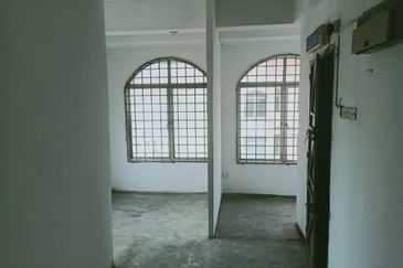 3 Storey End Lot Shop Office In Kristal Klang Commercial Centre, Batu Belah, Klang