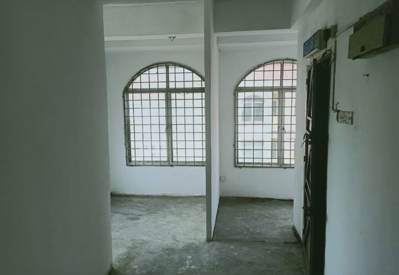 3 Storey End Lot Shop Office In Kristal Klang Commercial Centre, Batu Belah, Klang