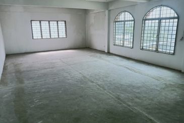 3 Storey End Lot Shop Office In Kristal Klang Commercial Centre, Batu Belah, Klang