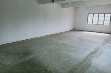 3 Storey End Lot Shop Office In Kristal Klang Commercial Centre, Batu Belah, Klang