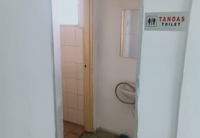 3 Storey End Lot Shop Office In Kristal Klang Commercial Centre, Batu Belah, Klang