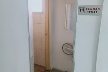 3 Storey End Lot Shop Office In Kristal Klang Commercial Centre, Batu Belah, Klang