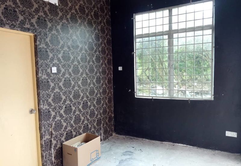 3 Storey End Lot Shop Office In Kristal Klang Commercial Centre, Batu Belah, Klang