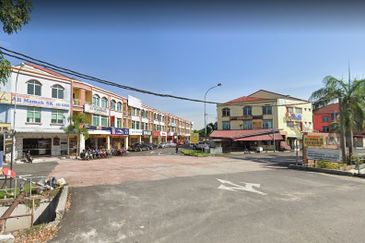 3 Storey End Lot Shop Office In Kristal Klang Commercial Centre, Batu Belah, Klang