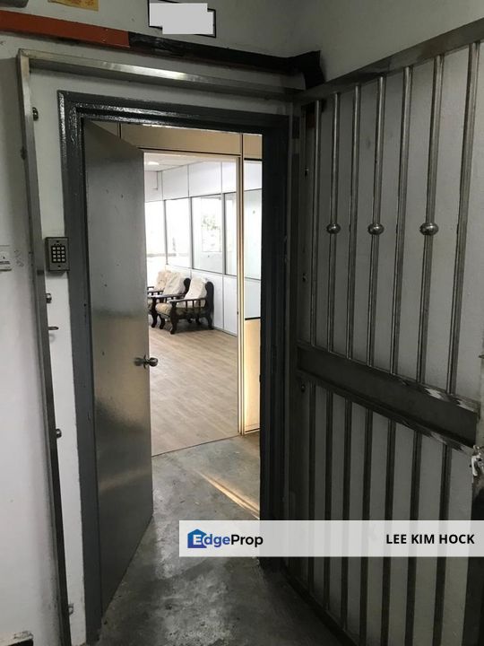 Office Lot In Bandar Bukit Tinggi 1, Klang For Sale, End Lot, Facing Main Road, Selangor, Klang