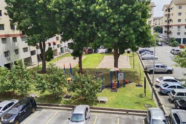 Flat PKNS, Seksyen 7