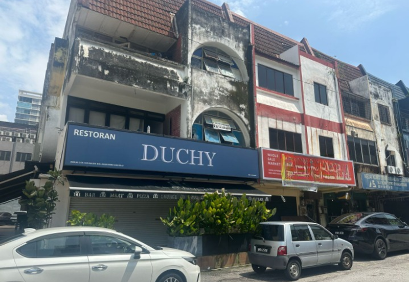 Subang Jaya 3.5 storey shop to let 