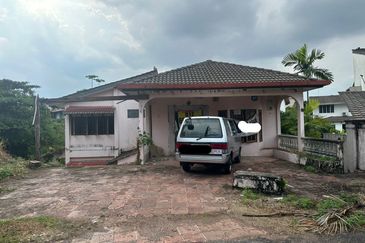 Petaling jaya ss1 kg tungku bungalow with huge land 