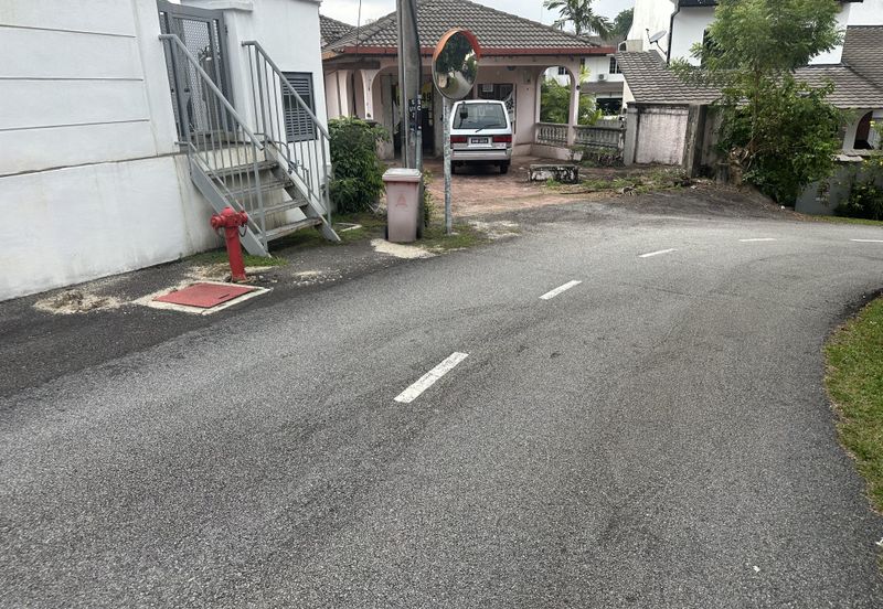 Petaling jaya ss1 kg tungku bungalow with huge land 