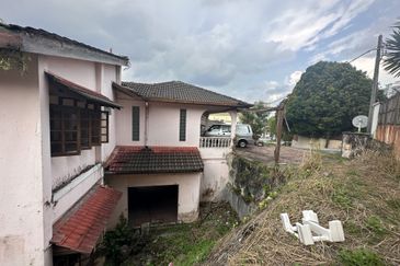 Petaling jaya ss1 kg tungku bungalow with huge land 