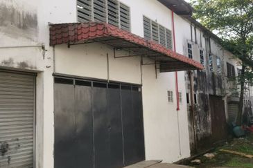 Klang jalan batu tiga lama one and half storey factory 