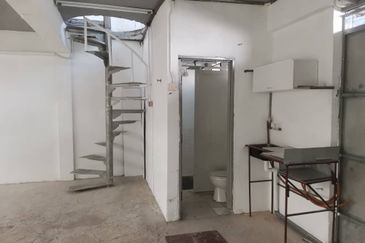 Klang jalan batu tiga lama one and half storey factory 