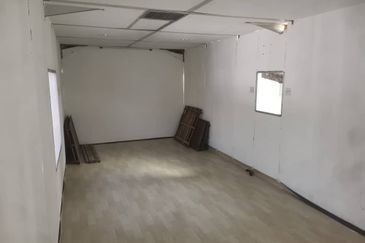 Klang jalan batu tiga lama one and half storey factory 