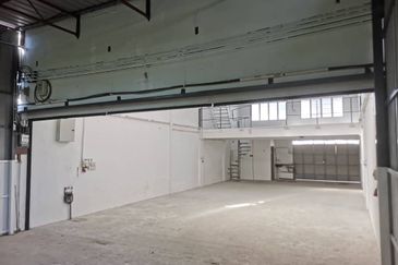 Klang jalan batu tiga lama one and half storey factory 