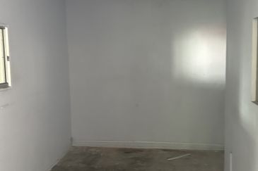 Kempas, Semi Detached Factory for Rent