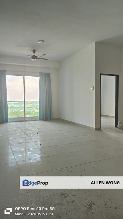 *High-Floor Unit at D'Carlton Seaview Residences – Sale or Rent Opportunity!*, Johor, Masai
