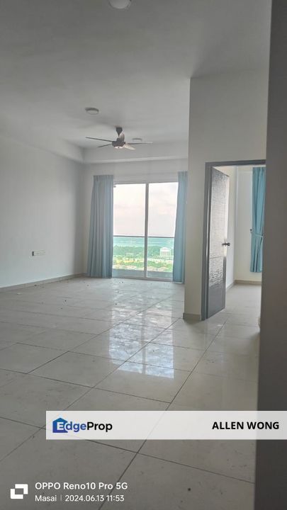 *High-Floor Unit at D'Carlton Seaview Residences – Sale or Rent Opportunity!*, Johor, Masai