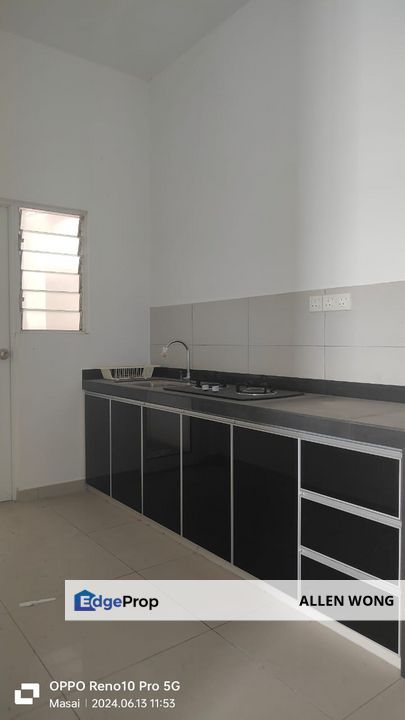 *High-Floor Unit at D'Carlton Seaview Residences – Sale or Rent Opportunity!*, Johor, Masai