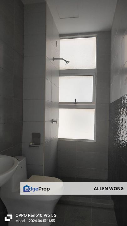 *High-Floor Unit at D'Carlton Seaview Residences – Sale or Rent Opportunity!*, Johor, Masai