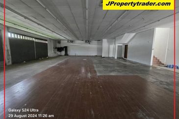 Show Room Corner Cheras Face Main Road Ampang (Q1873)