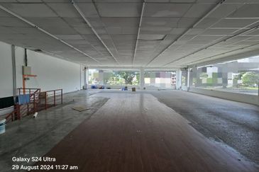 Show Room Corner Cheras Face Main Road Ampang (Q1873)