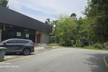 Showroom Beside MRR2 Highway Kuala Ampang (Q5510)