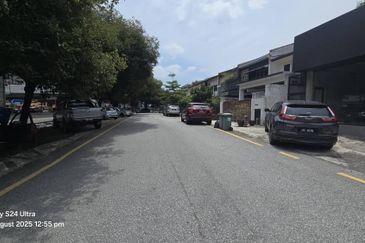 Showroom Beside MRR2 Highway Kuala Ampang (Q5510)