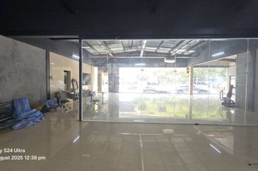 Showroom Beside MRR2 Highway Kuala Ampang (Q5510)