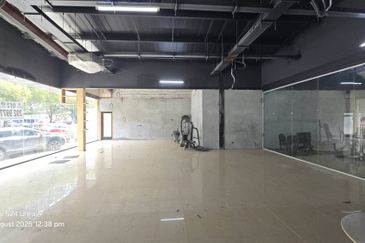 Showroom Beside MRR2 Highway Kuala Ampang (Q5510)