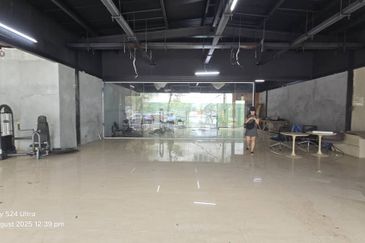 Showroom Beside MRR2 Highway Kuala Ampang (Q5510)