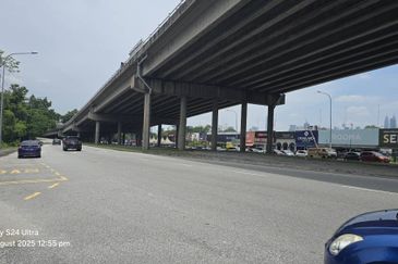 Showroom Beside MRR2 Highway Kuala Ampang (Q5510)