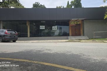 Showroom Beside MRR2 Highway Kuala Ampang (Q5510)