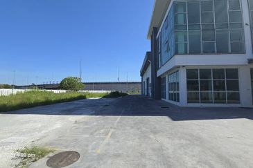 3 Storey Semi-D Factory Signature Industri Park Semenyih (Q4818)