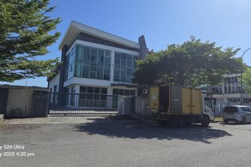 3 Storey Semi-D Factory Signature Industri Park Semenyih (Q4818)