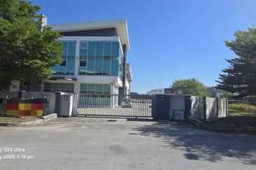 3 Storey Semi-D Factory Signature Industri Park Semenyih (Q4818)