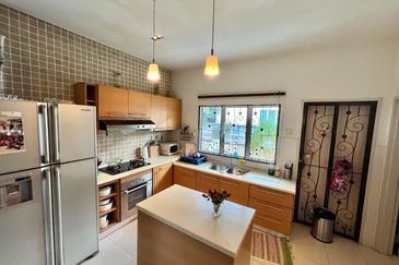 D'Anjung Teluk Pulai