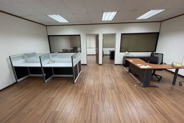 LIGHT INDUSTRIAL CUM COMMERCIAL BUILDING, PRIME SECTION 13 PETALING JAYA CLEAN NEAT UNIT