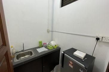 LIGHT INDUSTRIAL CUM COMMERCIAL BUILDING, PRIME SECTION 13 PETALING JAYA CLEAN NEAT UNIT