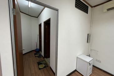 LIGHT INDUSTRIAL CUM COMMERCIAL BUILDING, PRIME SECTION 13 PETALING JAYA CLEAN NEAT UNIT