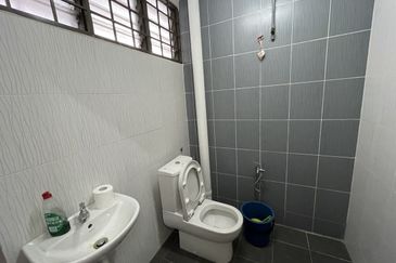 LIGHT INDUSTRIAL CUM COMMERCIAL BUILDING, PRIME SECTION 13 PETALING JAYA CLEAN NEAT UNIT